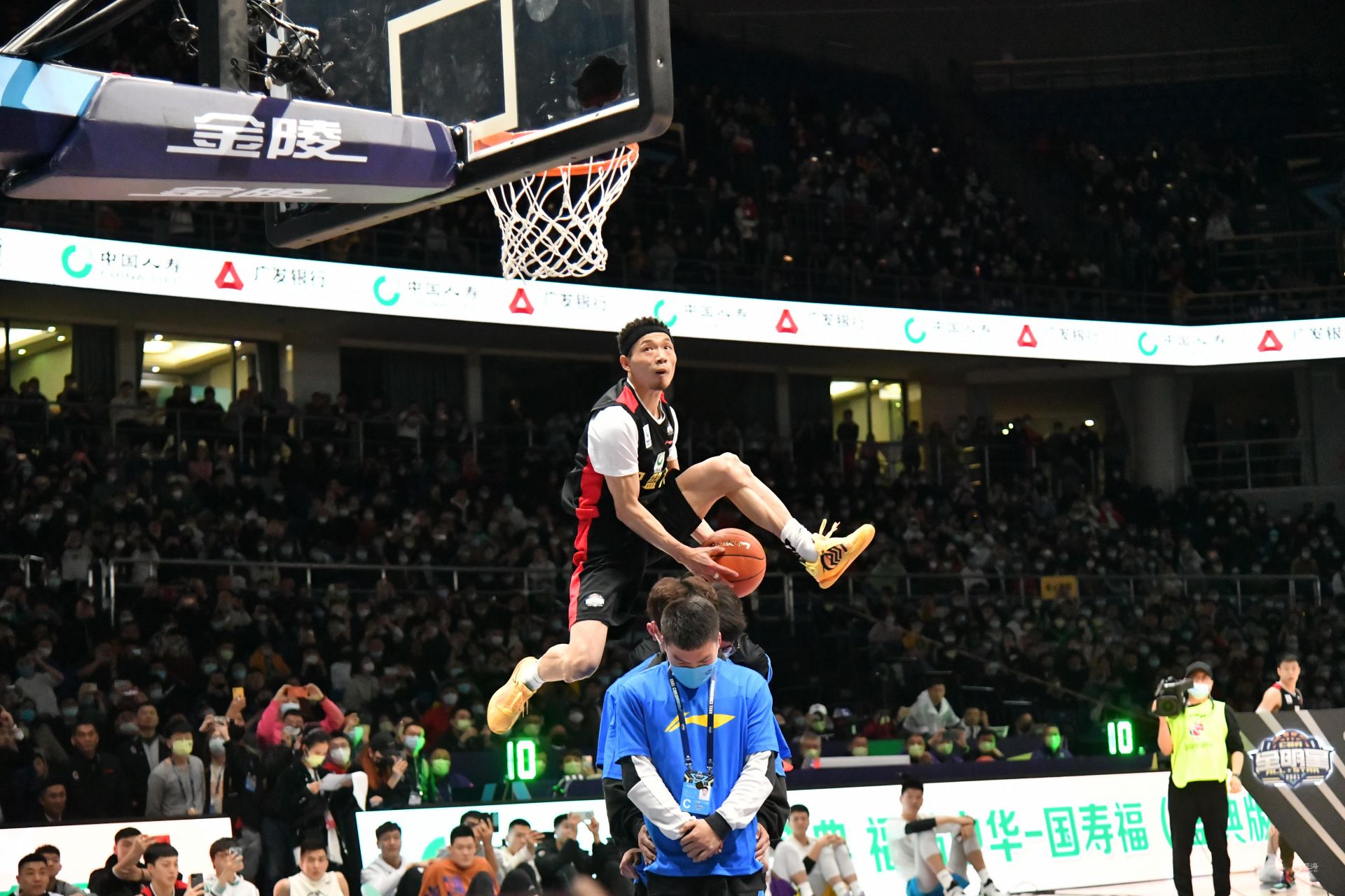 通过罚款和 通过罚款和